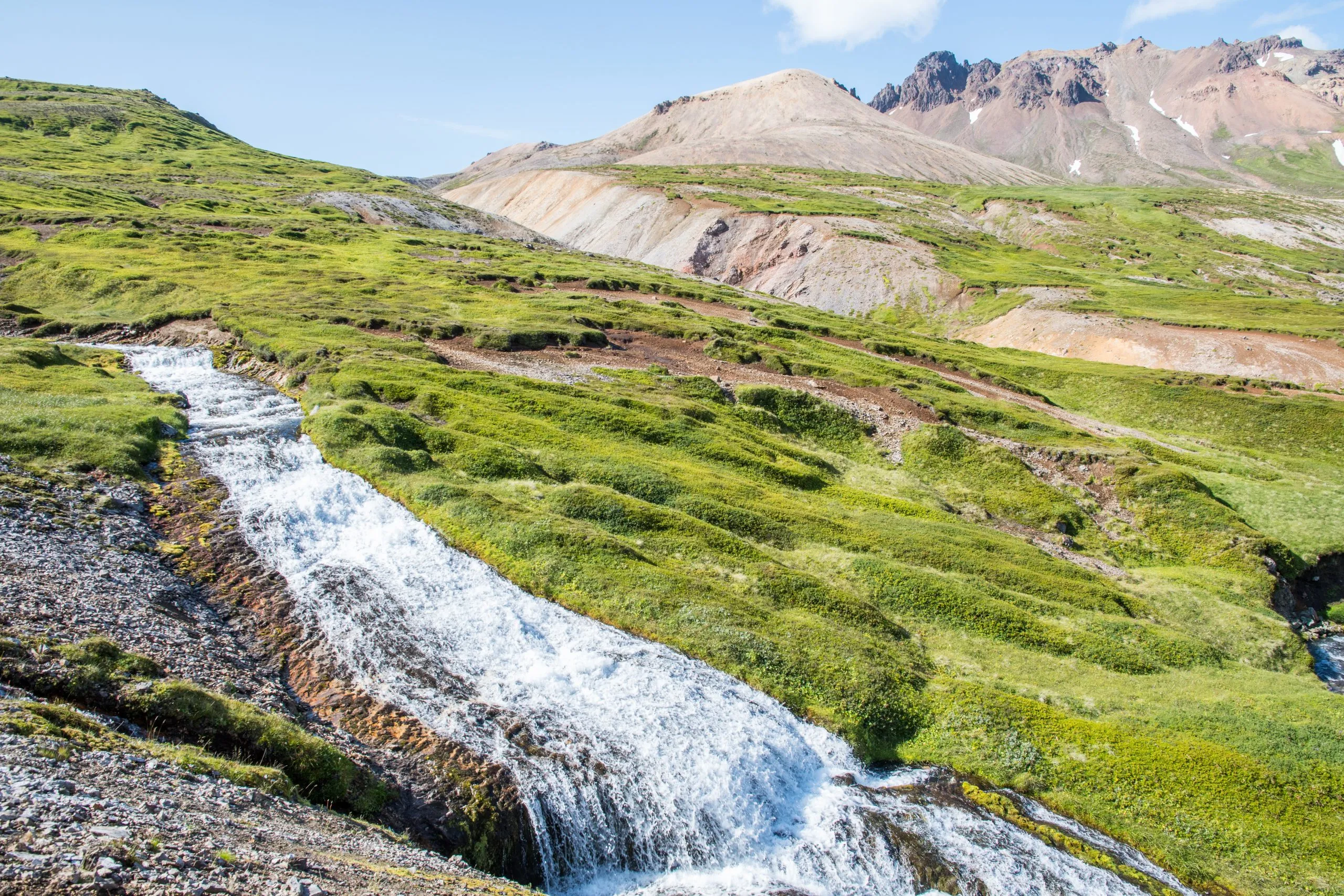 Chaîne de cascades dans la rivière à Breidavik en Islande