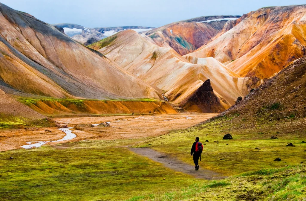Senderista caminando hacia las montañas Landmannalaugar, Islandia