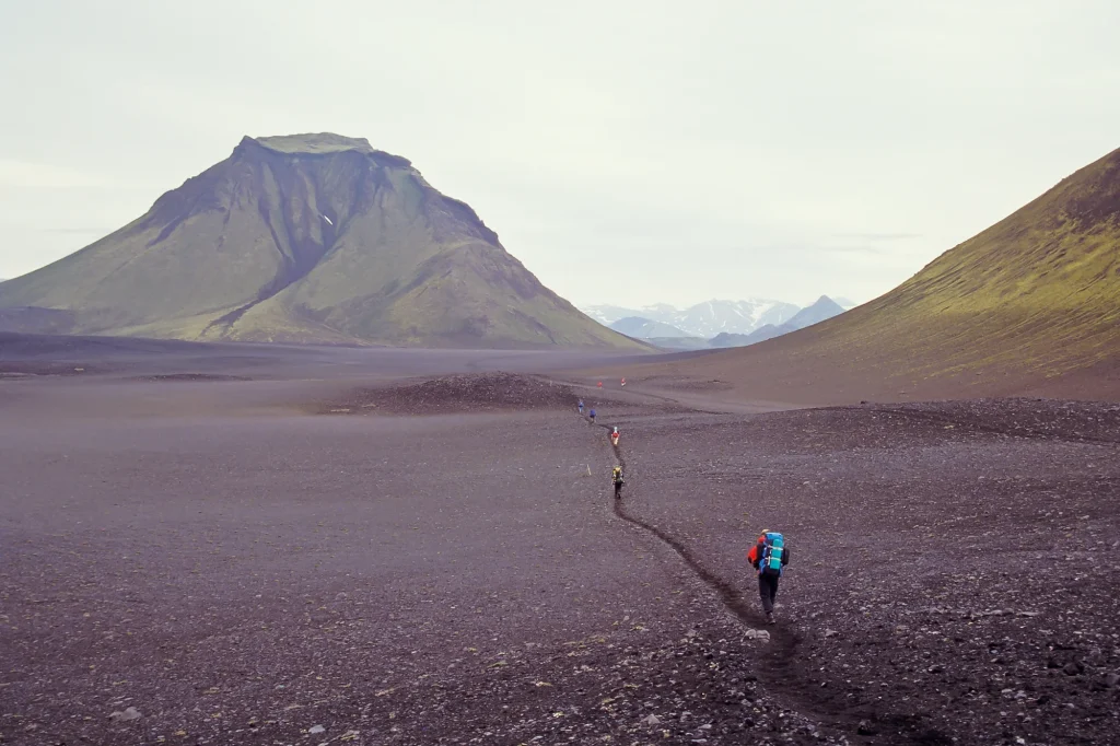 Senderismo por Laugavegur cruzando un campo de cenizas, Islandia